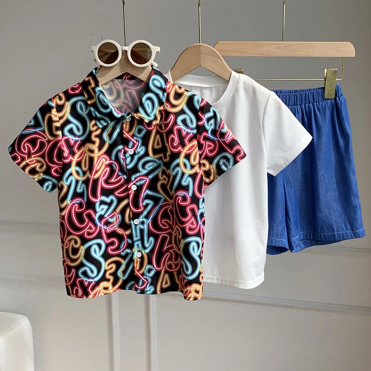 Pcs/Set Conjunto de 3 piezas versátil y lindo de verano para niños y jóvenes: camisa de manga corta a cuadros, camiseta blanca con estampado, panta