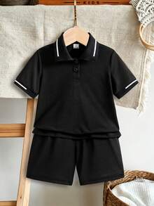 SHEIN 2件裝小男孩紋理布料POLO衫與長褲套裝，對比飾邊POLO領增添層次感，精湛工藝打造，極簡時尚新設計，展現男孩個性，適合休閒日常與校園穿著，適用4-7歲兒童夏季度假、假期、旅行、放鬆、曬太陽 - 黑色 - 查看 9