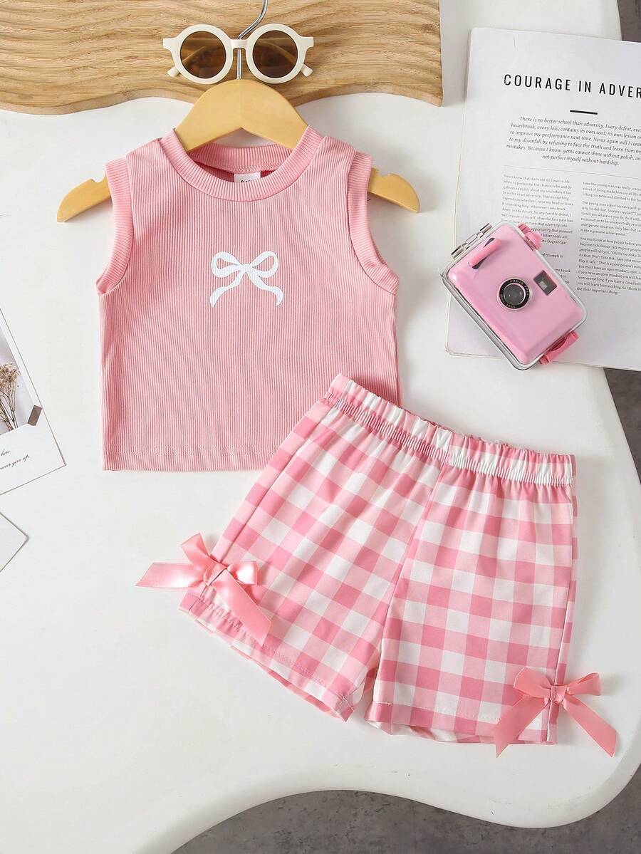 SHEIN Playful Pals 女嬰夏季藍色紋理無袖上衣與藍色格紋短褲套裝，飾有藍色蝴蝶結，日常必備穿搭