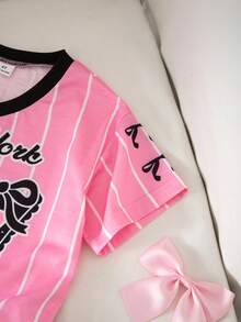 SHEIN 2 Stücke/Set Kleinkind Mädchen Outfit mit Buchstaben Slogan Muster V-Ausschnitt rosa T-Shirt und schwarzem Blumen Rock, lebendige Alltags- und Sportbekleidung für den Sommer - Heißes Pink - Übersicht 4
