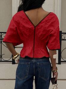 Siren Gaze Áo blouse nữ màu trơn cổ chữ V sâu, eo xếp ly, gấu bèo nhún, dáng ôm thanh lịch, viền tương phản, chất liệu vải vân nổi - Đỏ - Xem 2