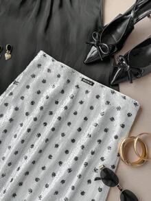 SHEIN x Luisa Sonza Muvela Chân váy nữ cạp thấp, dài ngang gối, đính sequin chấm bi, kiểu dáng cổ điển học thuật đa năng, phù hợp cho nhiều dịp: Lễ tốt nghiệp, công sở, sự kiện trang trọng, đi làm thanh lịch, thường ngày, phong cách retro lãng mạn thập niên 90, váy dự tiệc, kiểu dáng cơ bản đa năng, đơn giản, khách dự đám cưới, phù dâu, chủ nhà, đi chơi, giao lưu, hẹn hò, tiệc tùng, buổi hòa nhạc, lễ tốt nghiệp, bữa trưa muộn, tiệc trà, sân bay. - Đen và trắng - Xem 3