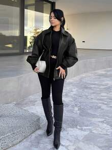 Vassilux Chaqueta de PU con hombros caídos y bolsillos inclinados, ropa de mujer para otoño en color negro - Negro - Ver 5