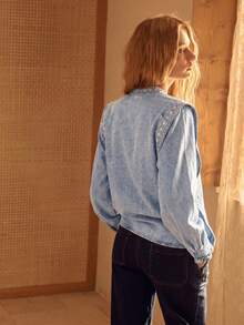 MOTF STUDIO Blusa de mezclilla con botones y bordados para mujer - Lavado ligero - Ver 7