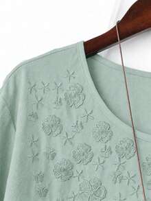 SHEIN LUNE CURVE 大尺碼女款素色亞麻感圓領刺繡七分袖休閒襯衫 - 綠色 - 查看 4