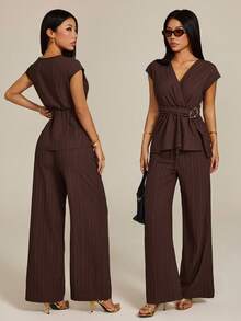 SHEIN PETITE 女士纯色极简V领短袖上衣和裤子两件套，落肩短袖上衣搭配宽松长裤，金属扣腰带设计，无弹力褶皱面料，巧克力棕色套装，深棕色套装，咖啡棕色套装，棕色两件套，女士夏季服装，夏季服装，女士夏季套装，优雅知性穿搭，女士春季服装，休闲，极简，通勤，复古法式沙滩套装，夏季度假服装，女士度假服装 - 棕色 - 查看 1