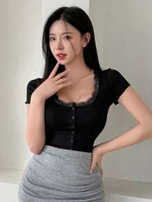 DAZY Women's Square Neck Short Sleeve Fitted T-Shirt - Black - View 3