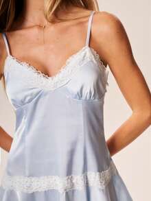 Willow Rêve Vestido mini de satén azul claro con apliques de encaje, dobladillo asimétrico con volantes, cintura ajustada, cuello en V - Azul menta - Ver 5