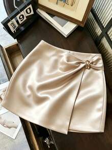 SHEIN Franclia Off-White 冬季優雅餐飲緞面扭結高腰貼身迷你裙，包臀式金屬扣飾香檳色女裙 - 杏色 - 查看 3