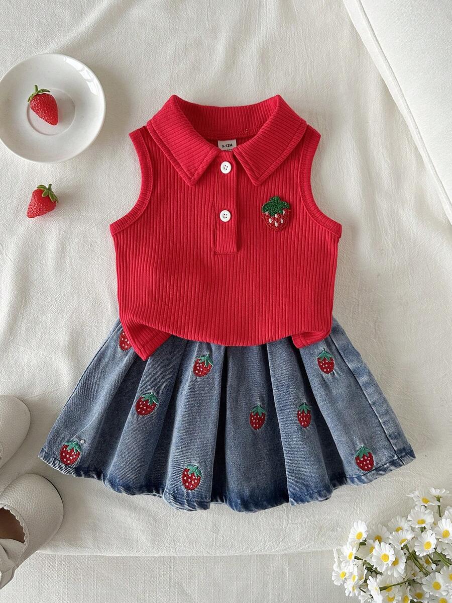 Vintaside Kids 女嬰短袖無袖套裝，象牙色上衣 + 淺藍色牛仔裙。上衣為無袖彈性針織 Polo 領設計，胸前飾有粉色蝴蝶結刺繡。裙子為淺色水洗牛仔裙，飾有白色刺繡蝴蝶結裝飾。整體風格甜美可愛，適合夏季穿著、日常外出、幼兒園、派對及家庭休閒場合。