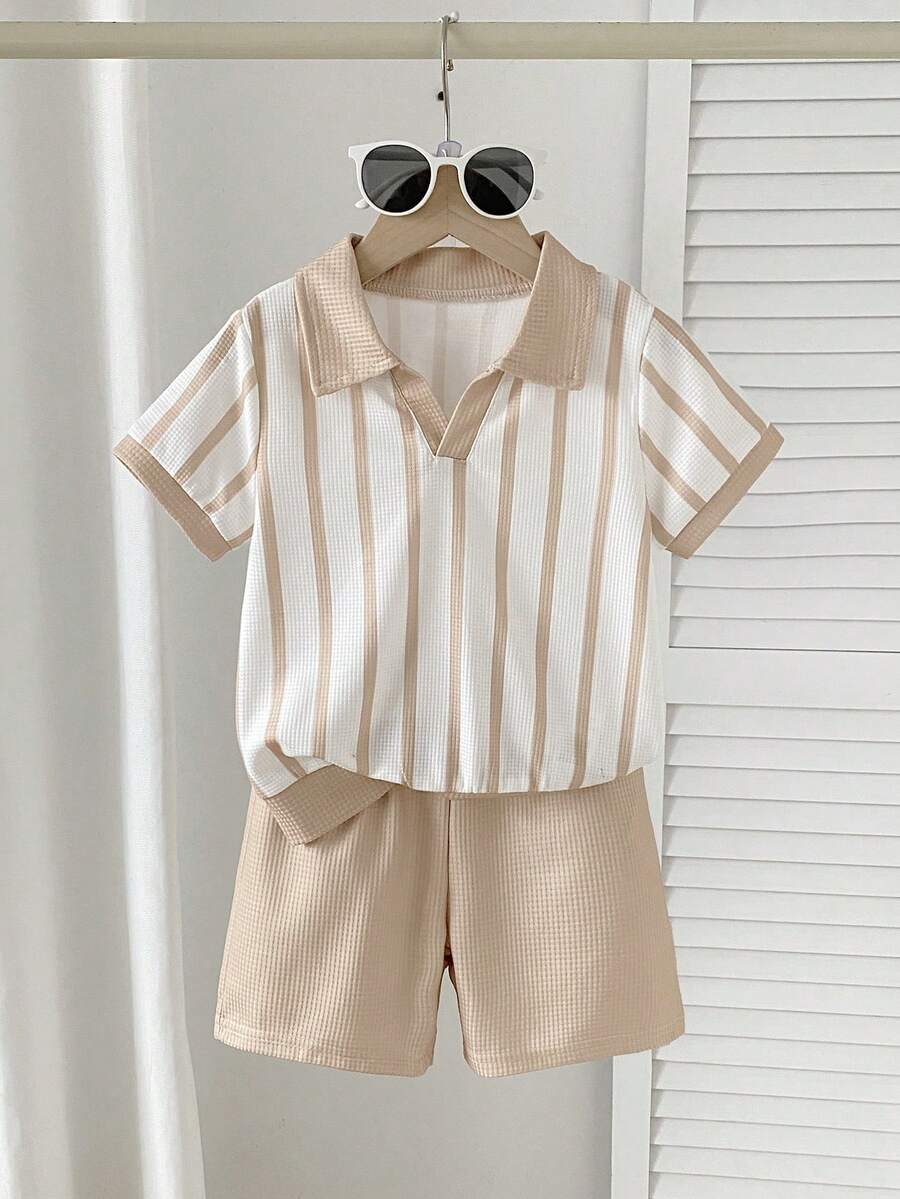SHEIN Playful Pals 两件套男童夏季复古条纹短袖polo衫+休闲短裤套装,适合男孩夏季日常散步、幼儿园、家庭郊游穿着,既保留童趣又不失成熟时尚。 - 卡其色 - 查看 1