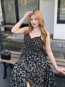 Bijouette Đầm maxi cổ chữ V xếp ly xẻ tà màu đen họa tiết hoa anh đào phiên bản giới hạn cuối mùa. Giữ nguyên kiểu dáng bán chạy nhất, tôn dáng và giúp thon gọn. Nền đen với họa tiết hoa nhí trắng phủ khắp. Cổ chữ V xếp ly, eo chun, xẻ tà cao. Hoàn hảo để che khuyết điểm vòng bụng và làm thon gọn dáng người quả lê/quả táo, phù hợp với mọi kích cỡ. Được làm từ vải chiffon cho đầu hè, thích hợp cho đi làm, hẹn hò, tham quan. Lý tưởng cho các chuyến đi chơi trong Tuần lễ Vàng, đầm maxi hoa nữ tính dành riêng cho phụ nữ cỡ lớn, có sẵn màu đen và trắng. - Đen và trắng - Xem 6