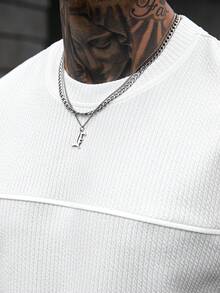 Manfinity CasualCool 男士流行舒适罗纹面料圆领马甲，前片拼接设计，适合正式或休闲场合，度假、用餐、办公、居家休闲穿着皆宜，百搭风格，自用或送礼皆宜，畅销山本圆领马甲 - 白色 - 查看 7