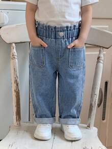 SHEIN Genkimix Kids 女嬰軟棉休閒牛仔褲，時尚百搭，適合日常穿著，舒適簡約，甜美可愛，彈性腰圍，前口袋設計，捲邊褲腳，寬鬆版型，淺藍色水洗牛仔褲，適用於休閒、度假、日常穿著 - 藍色 - 查看 6