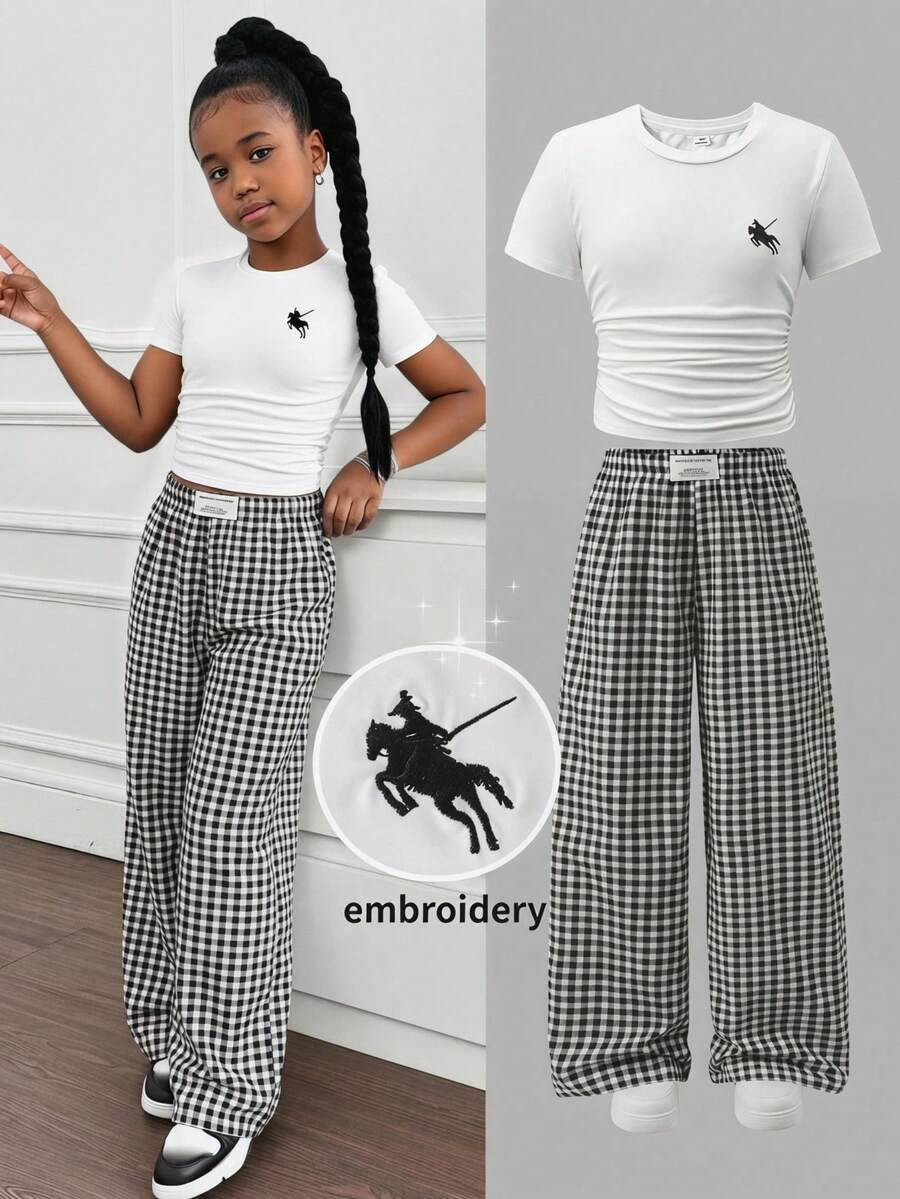SHEIN Tween女孩經典格紋休閒套裝 2件組,白色小馬刺繡抓皺短袖T恤搭配黑白格紋寬腿褲,簡約學院風兒童套裝,夏季親膚日常校園穿搭,小眾設計感女孩風Tween女孩服飾 - 黑與白 - 查看 1