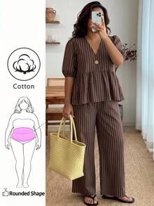 Enliva Bộ hai món nữ size lớn tay phồng bèo nhún, áo cổ chữ V và quần eo co giãn, bộ hai món mùa hè cho nữ, bộ đi làm kẻ sọc màu nâu - màu nâu - Xem 1