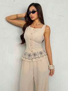 SHEIN PETITE Bộ đồ nữ in hoa một hàng cúc và quần dài, kiểu dáng thường ngày mùa hè, thiết kế thêu hoa giả, áo không tay phối họa tiết tương phản + quần ống rộng cạp cao, màu be, bộ đồ mùa hè, bộ đồ vải lanh, bộ đồ phong cách Boho, bộ đồ thường ngày tôn dáng, trang phục nghỉ hè, trang phục đi nghỉ mát cho nữ, trang phục mùa hè cho nữ, từ xuân đến hè. - Màu be - Xem 4