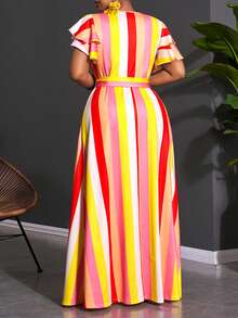 SHEIN CURVE+ 2026夏季新款，加大码女士条纹印花荷叶袖连衣裙，适合度假、日常约会、春季外出。这款飘逸的荷叶袖长裙采用条纹设计，色彩鲜艳，是女士度假的理想之选。 - 彩色 - 查看 2