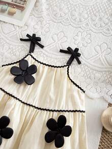 SHEIN Elladie kids 少女简约时尚3D花卉装饰波浪条纹撞色滚边吊带连衣裙，休闲夏季装扮 - 彩色 - 查看 4