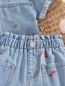 SHEIN Vintaside Kids 女嬰牛仔短袖夾克與短褲兩件套，夏季新品，休閒可愛女孩風，淺藍牛仔色，櫻桃刺繡，鬆緊腰寬鬆版型，柔軟棉質牛仔面料，適合女嬰節慶、日常、海灘、週末、早午餐、約會穿搭 - 中等水洗藍 - 查看 5