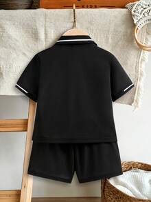SHEIN 2件裝小男孩紋理布料POLO衫與長褲套裝，對比飾邊POLO領增添層次感，精湛工藝打造，極簡時尚新設計，展現男孩個性，適合休閒日常與校園穿著，適用4-7歲兒童夏季度假、假期、旅行、放鬆、曬太陽 - 黑色 - 查看 2