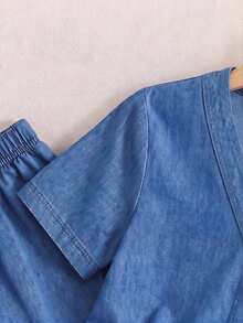 SHEIN 两件套少女撞色V领短袖衬衫和休闲裤套装 - 中等水洗藍 - 查看 3