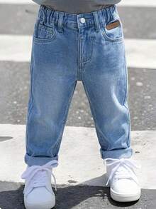 SHEIN Playful Pals Denimly 男童浅蓝色牛仔休闲裤，宽松版型，松紧腰带，穿着舒适方便，搭配简约T恤或衬衫，打造时尚休闲造型。另有卡通图案可选，增添趣味风格。适合日常穿着，如上学、户外活动、旅行、家庭活动、聚会等。 - 藍色 - 查看 6