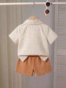SHEIN Genkimix Kids Set de 2 piezas de camisa de manga corta y pantalones cortos de estilo escolar casual para niños pequeños, cómodos para uso diario, adecuados para salidas de verano y la escuela - Caqui - Ver 2