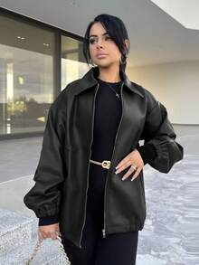 Vassilux Chaqueta de PU con hombros caídos y bolsillos inclinados, ropa de mujer para otoño en color negro - Negro - Ver 4