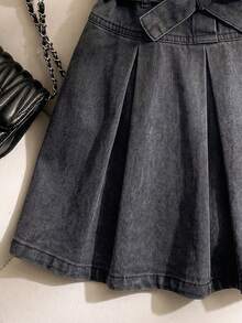 SHEIN Playful Pals 女童复古风无袖牛仔连衣裙，春夏款，黑/灰牛仔布，翻领，纽扣，腰带，A字褶裥下摆设计，修身剪裁，面料柔软舒适，适合上学、通勤、日常穿着。 - 灰色 - 查看 3
