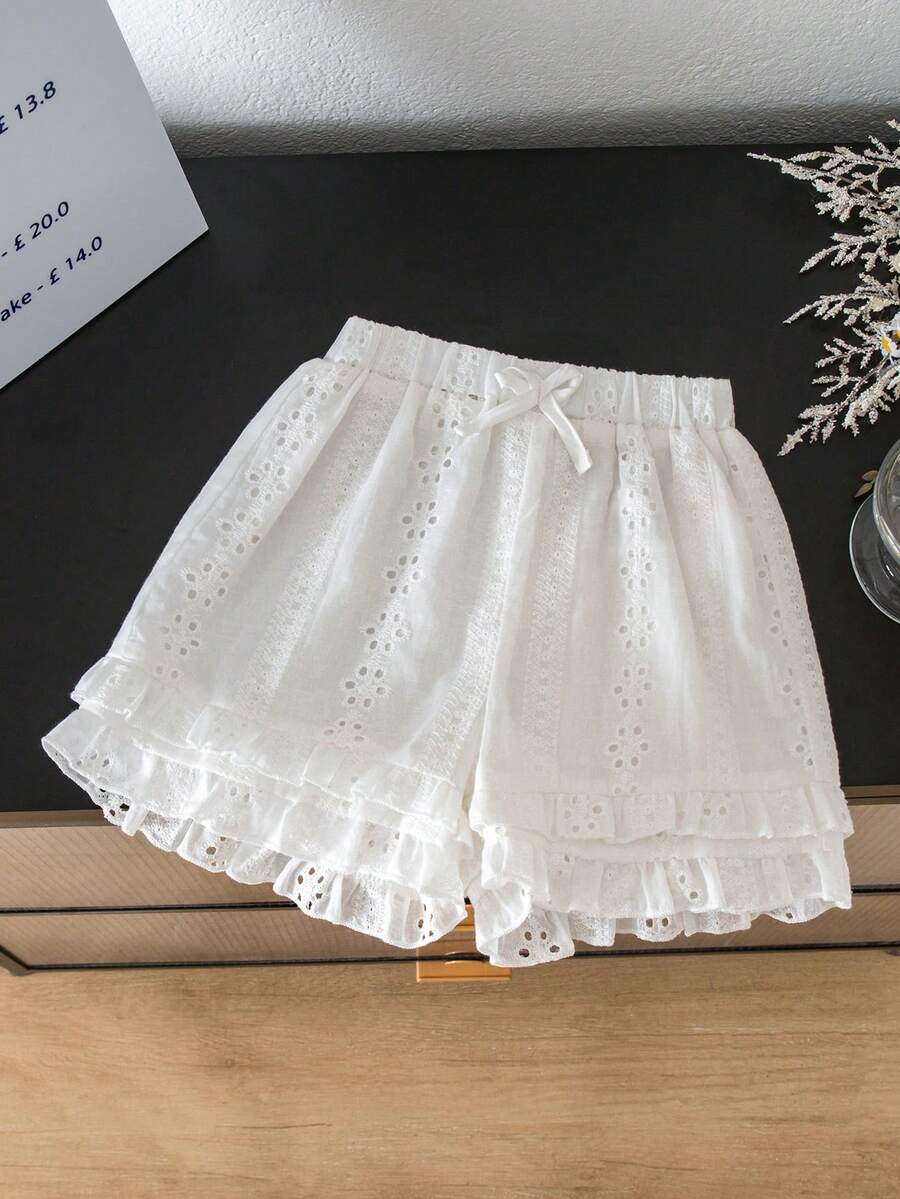 SHEIN Genkimix Kids 女童简约法式编织刺绣双层荷叶边蝴蝶结装饰白色短裤,舒适夏季套装 - 白色 - 查看 1