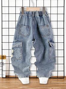 SHEIN Genkimix Kids 男童牛仔褲，工裝破洞牛仔褲，四季皆宜，街頭休閒風，淺藍色水洗牛仔色，多口袋工裝設計，撕裂與水洗鹽漬效果，寬鬆直筒版型，舒適柔軟細棉牛仔布料，適合日常穿著，可搭配圖案T恤與休閒運動鞋，適用於學校、朋友聚會、外出等場合 - 中等水洗藍 - 查看 2