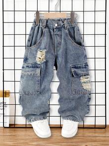 SHEIN Genkimix Kids 男童牛仔褲，工裝破洞牛仔褲，四季皆宜，街頭休閒風，淺藍色水洗牛仔色，多口袋工裝設計，撕裂與水洗鹽漬效果，寬鬆直筒版型，舒適柔軟細棉牛仔布料，適合日常穿著，可搭配圖案T恤與休閒運動鞋，適用於學校、朋友聚會、外出等場合 - 中等水洗藍 - 查看 1