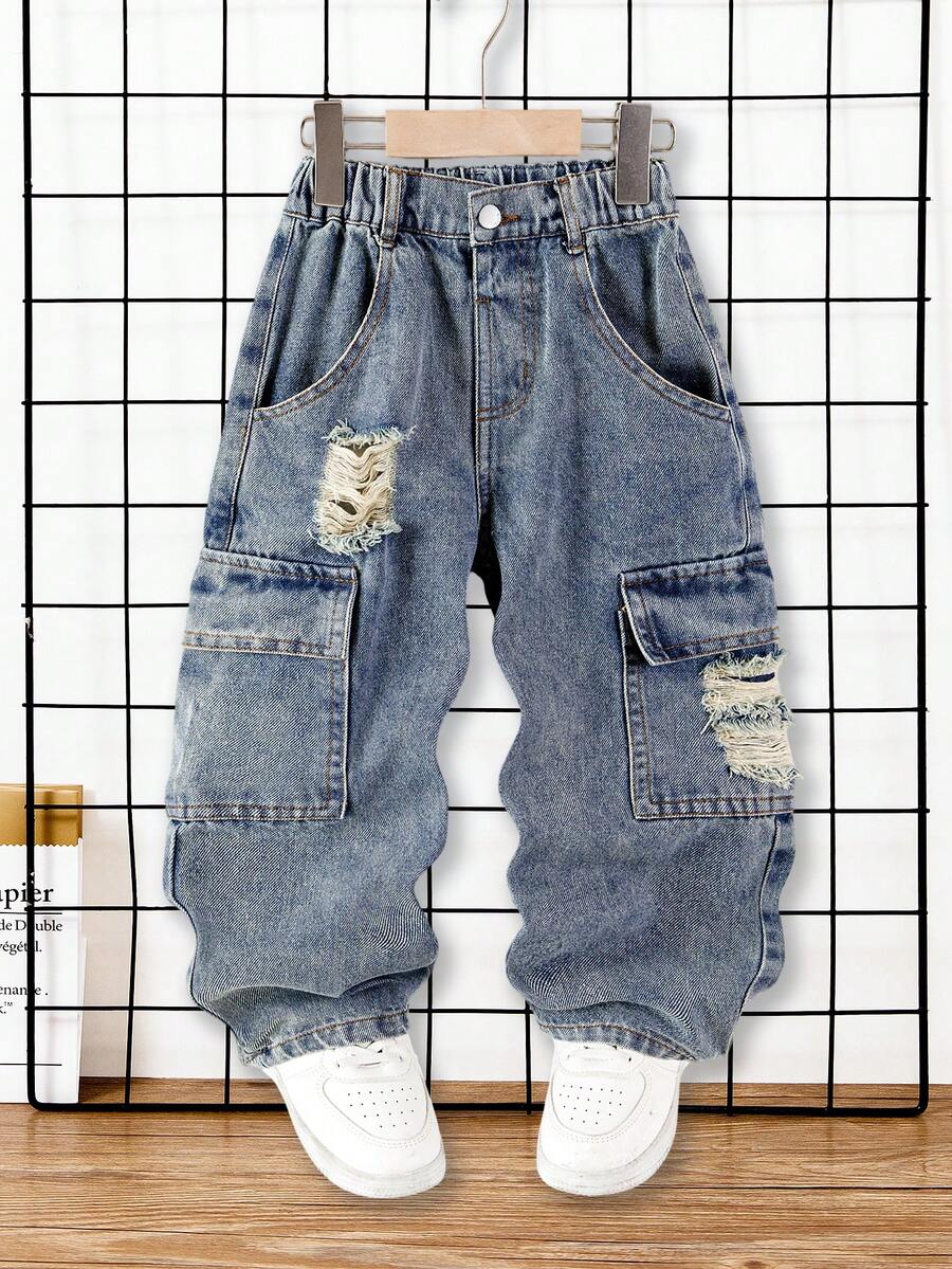 SHEIN Genkimix Kids 男童牛仔褲,工裝破洞牛仔褲,四季皆宜,街頭休閒風,淺藍色水洗牛仔色,多口袋工裝設計,撕裂與水洗鹽漬效果,寬鬆直筒版型,舒適柔軟細棉牛仔布料,適合日常穿著,可搭配圖案T恤與休閒運動鞋,適用於學校、朋友聚會、外出等場合 - 中等水洗藍 - 查看 1