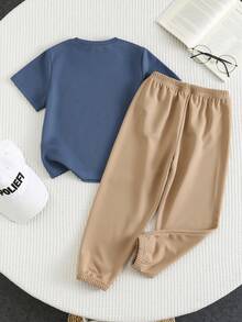SHEIN 男童字母印花蓝色短袖T恤和卡其色休闲裤套装 - 彩色 - View 3