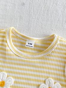 SHEIN Playful Pals 2件/組女嬰夏季套裝，由淺黃色與白色條紋圓領背心上衣和短褲組成，呈現清新、森林系、可愛、時尚、田園、柔軟且極簡的休閒風格。採用羅紋針織柔軟面料製成，厚度適中，穿著舒適。裝飾有白色與黃色向日葵、3D鉤編花卉圖案，適合日常出遊、購物、旅行、攝影、海灘、野餐、公園、放鬆、上學通勤及打卡場景。 - 黃色 - 查看 7
