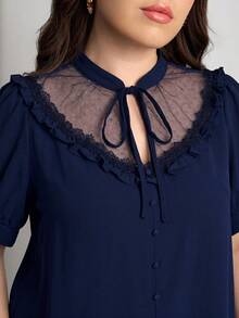 SHEIN LUNE 大码拼接透视网纱系带休闲衬衫 黑色衬衫 情人节生日大码透视上衣 大码女装衬衫 黑色上衣 女式衬衫 情人节女装 派对生日外出 优雅黑色波点 - 藏蓝色 - 查看 5