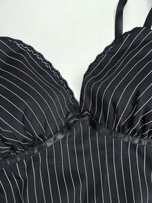 Flirla 歐美女款大尺碼辣妹甜美性感蕾絲條紋拼接吊帶短洋裝 - 黑與白 - 查看 4