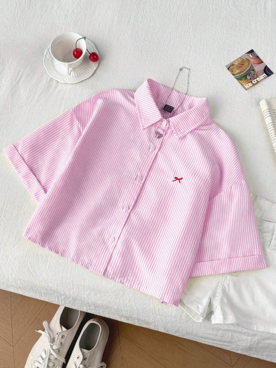 SHEIN Unity 女款藍色條紋蝴蝶刺繡寬鬆短袖短版上衣 - 彩色 - 查看 1