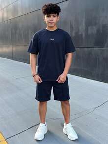 SHEIN 2件套青少年男童休闲字母印花圆领短袖上衣和短裤套装，适合通勤、上学、日常穿着、运动、春夏季节穿着。 - 藏蓝色 - 查看 4