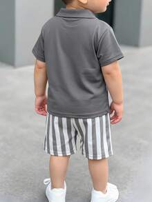 SHEIN 2件組男嬰可愛休閒條紋POLO衫與白色短褲套裝，適合生日派對、晚會、表演、婚禮、嬰兒洗禮、1歲生日慶祝 - 彩色 - 查看 4