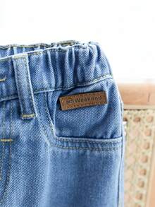 SHEIN Playful Pals Denimly 男童浅蓝色牛仔休闲裤，宽松版型，松紧腰带，穿着舒适方便，搭配简约T恤或衬衫，打造时尚休闲造型。另有卡通图案可选，增添趣味风格。适合日常穿着，如上学、户外活动、旅行、家庭活动、聚会等。 - 藍色 - 查看 5