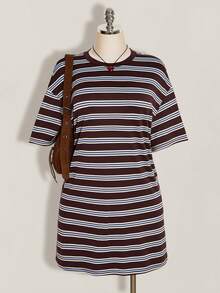 SHEIN ICON 大尺碼復古 1960s 90s 性感時尚 Y2K 簡約休閒返校季校園風棕色寬鬆 T-shirt 連身裙 約會之夜度假辦公 - 棕色 - 查看 10