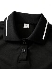 SHEIN 2件裝小男孩紋理布料POLO衫與長褲套裝，對比飾邊POLO領增添層次感，精湛工藝打造，極簡時尚新設計，展現男孩個性，適合休閒日常與校園穿著，適用4-7歲兒童夏季度假、假期、旅行、放鬆、曬太陽 - 黑色 - 查看 4