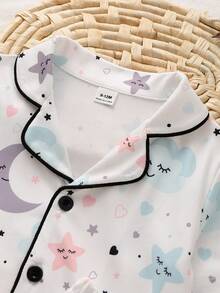 Conjunto de pijama de manga corta con estampado de estrellas, lunas y nubes, con ribete negro clásico para bebés/niños pequeños, ropa de estar en casa informal - Multicolor - Ver 10