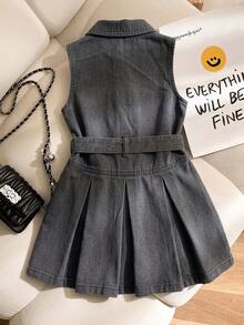 SHEIN Playful Pals 女童复古风无袖牛仔连衣裙，春夏款，黑/灰牛仔布，翻领，纽扣，腰带，A字褶裥下摆设计，修身剪裁，面料柔软舒适，适合上学、通勤、日常穿着。 - 灰色 - 查看 2