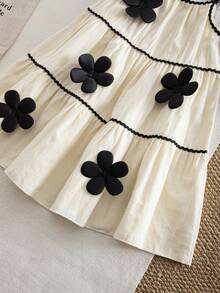 SHEIN Elladie kids 少女简约时尚3D花卉装饰波浪条纹撞色滚边吊带连衣裙，休闲夏季装扮 - 彩色 - 查看 2