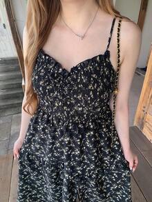 Bijouette Đầm maxi cổ chữ V xếp ly xẻ tà màu đen họa tiết hoa anh đào phiên bản giới hạn cuối mùa. Giữ nguyên kiểu dáng bán chạy nhất, tôn dáng và giúp thon gọn. Nền đen với họa tiết hoa nhí trắng phủ khắp. Cổ chữ V xếp ly, eo chun, xẻ tà cao. Hoàn hảo để che khuyết điểm vòng bụng và làm thon gọn dáng người quả lê/quả táo, phù hợp với mọi kích cỡ. Được làm từ vải chiffon cho đầu hè, thích hợp cho đi làm, hẹn hò, tham quan. Lý tưởng cho các chuyến đi chơi trong Tuần lễ Vàng, đầm maxi hoa nữ tính dành riêng cho phụ nữ cỡ lớn, có sẵn màu đen và trắng. - Đen và trắng - Xem 2