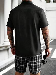 Manfinity CasualCool 男士单排扣短袖衬衫和格子抽绳腰带口袋短裤套装 - 彩色 - 查看 2