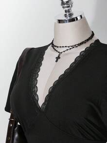 SHEIN ICON 女款大尺碼復古哥德風優雅對比蕾絲V領插肩袖黑色修身T恤，適合約會之夜、度假、夏季 - 黑色 - 查看 5